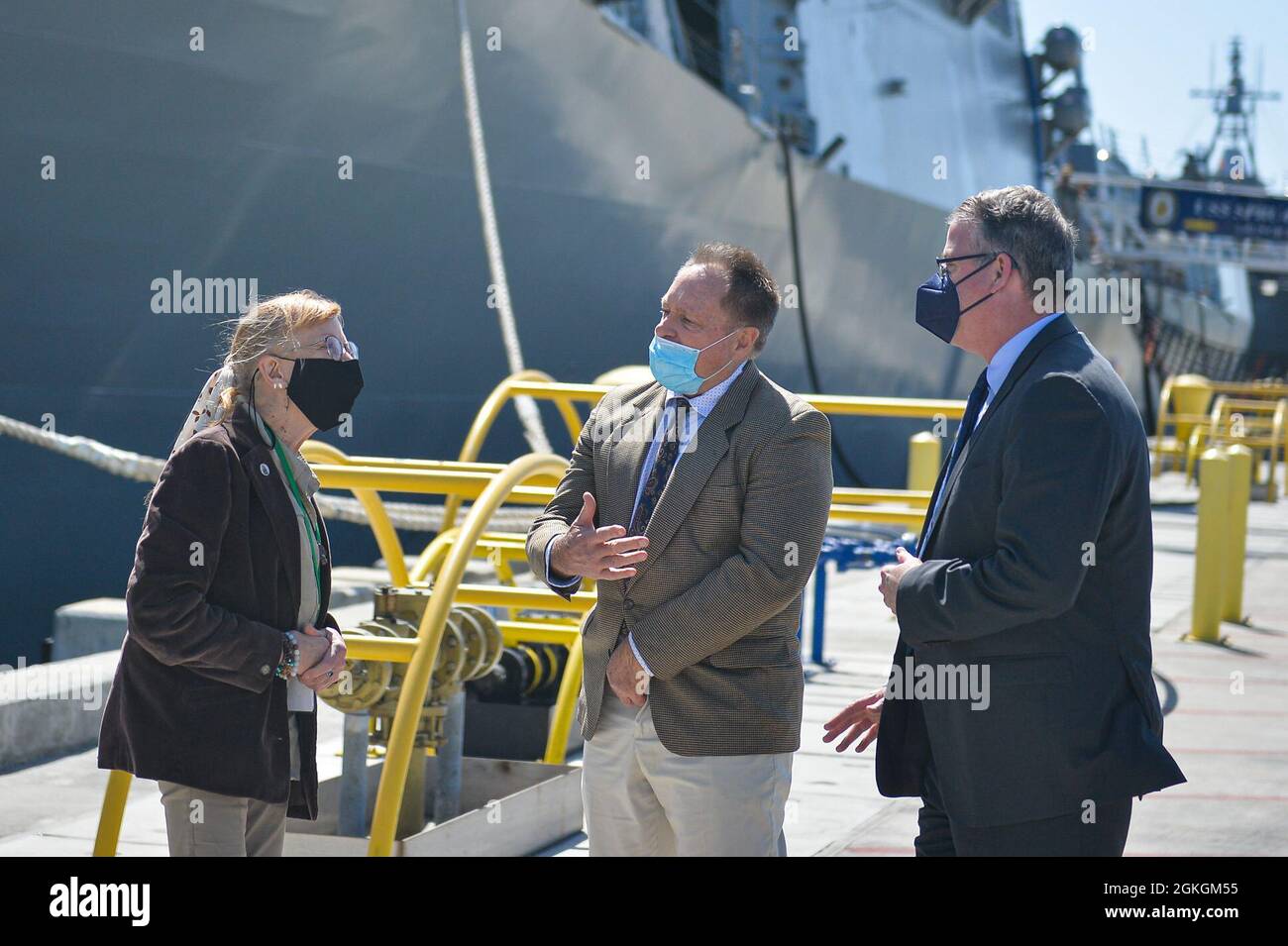 210416-N-MJ716-0002 (le 16 avril 2021) l'honorable Thomas W. Harker (à droite), secrétaire intérimaire de la Marine, SECNAV s'entretient avec des membres de la base navale de San Diego, équipe du programme environnemental de la NBSD, dont M. Mark Edson (au centre), directeur du programme environnemental de la NBSD, et Mme Rebecca Keller (à gauche), gestionnaire de l'analyse du programme environnemental de la NBSD. Lors de sa visite à San Diego, Harker a remis à l'équipe environnementale de la NBSD le prix SECNAV pour la durabilité 2021. NBSD est homeport à plus de 60 navires de surface et plus de 200 commandes de locataires à terre soutenant la flotte, le chasseur et Banque D'Images