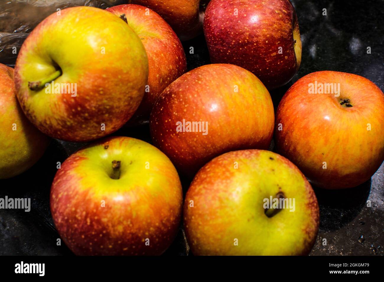 Pommes saines placées sur la table pour la consommation. Les pommes poussent sur de petits arbres à feuilles caduques qui fleurissent au printemps et produisent des fruits à l'automne. Banque D'Images