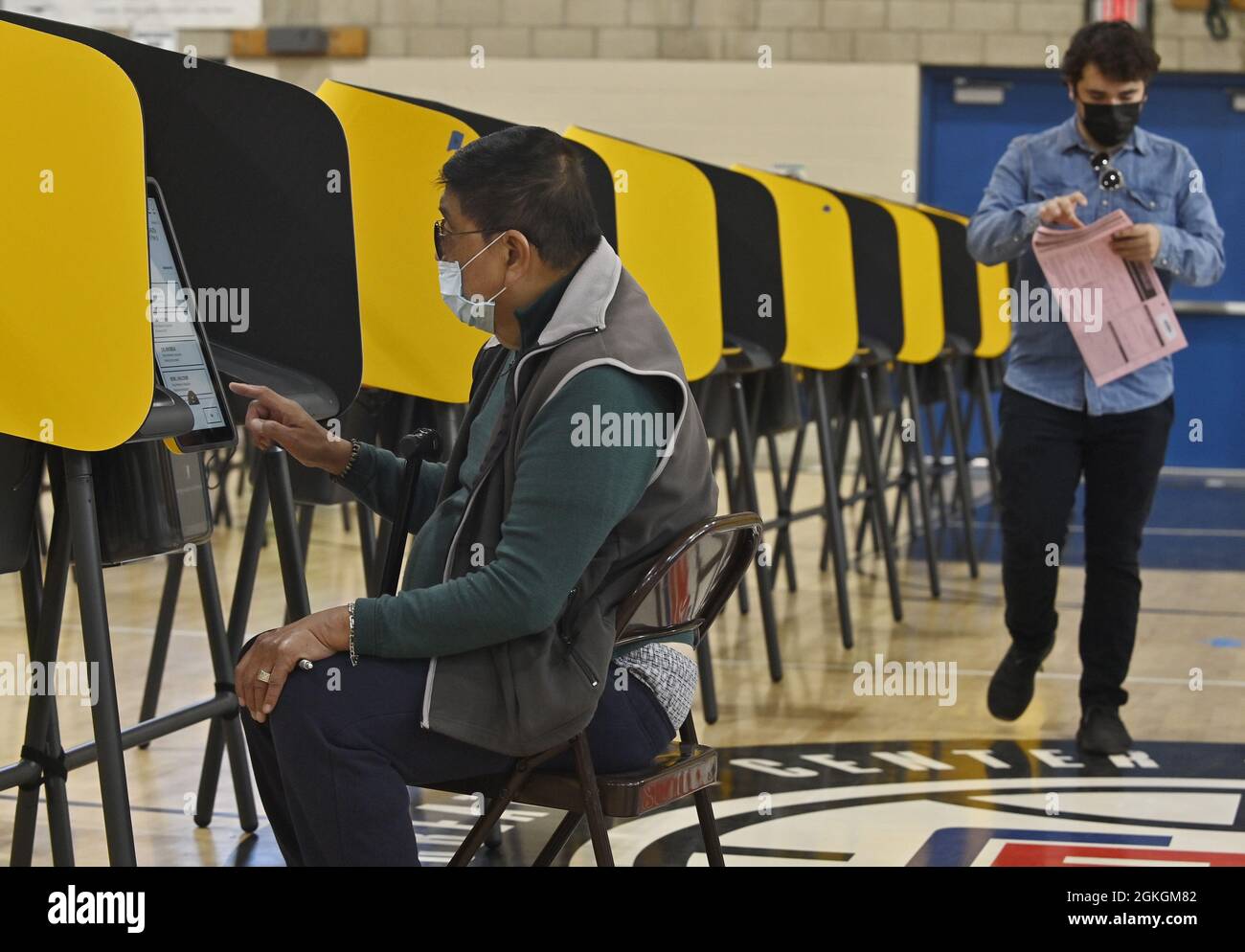 Los Angeles, États-Unis. 14 septembre 2021. Les électeurs ont voté lors de l'élection de rappel des gouverneurs de la Californie au Bellevue Recreation Centre de Los Angeles le mardi 14 septembre 2021. Les responsables des élections du comté de Los Angeles ont ouvert 255 centres de vote pour les gens lors des élections de mardi. Les électeurs se voient poser deux questions sur leurs bulletins de rappel. La première est de savoir si Gov. Gavin Newsom devrait être rappelé, et le second est qui devrait lui succéder dans le cas où il est. Photo de Jim Ruymen/UPI crédit: UPI/Alay Live News Banque D'Images