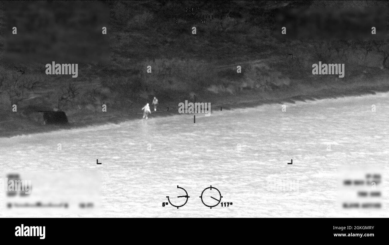 Secteur de la Garde côtière/Station aérienne les équipages de Corpus Christi localisent deux plaisanciers en retard sur le rivage de la baie de Baffin le 17 avril 2021. Les plaisanciers ont déclaré qu'ils avaient été bloqués depuis midi le jour précédent après que leur bateau a dérivé d'eux pendant qu'ils se sont mis à pêcher. Banque D'Images