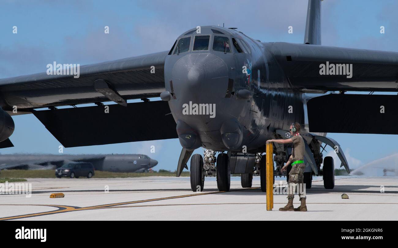 Un bombardier B-52H Stratofortress de la 2e Escadre Bomb de la base aérienne de Barksdale, en Louisiane, prend un taxi sur la piste de la base aérienne d'Andersen, à Guam, pour soutenir une équipe spéciale d'bombardiers du commandement stratégique des États-Unis, le 17 avril 2021. Le Commandement stratégique des États-Unis mène régulièrement des opérations de la Force opérationnelle d'bombardier dans le monde entier, comme une démonstration de l'engagement des États-Unis envers la défense collective et l'intégration aux opérations et activités du Commandement de combat géographique. Banque D'Images
