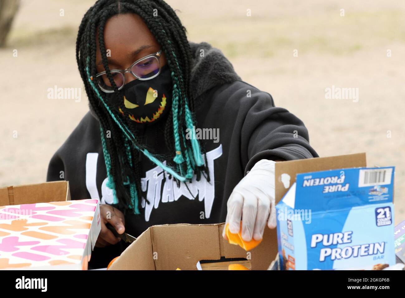 Mlle Savannah Delamothe, l'enfant d'un soldat affecté à la 5e Brigade blindée, première division de l'Armée de l'Ouest, prépare des oranges et des collations pour les participants lors d'une marche de la mort de Bataan sur fort Bliss, Texas, le 17 avril 2021. La marche a été en l'honneur des prisonniers de guerre américains et philippins dans l'histoire de la Marche de la mort de Bataan. La distance pour l'événement était de 26 milles, et les soldats ont participé à la marche avec leurs familles. Banque D'Images