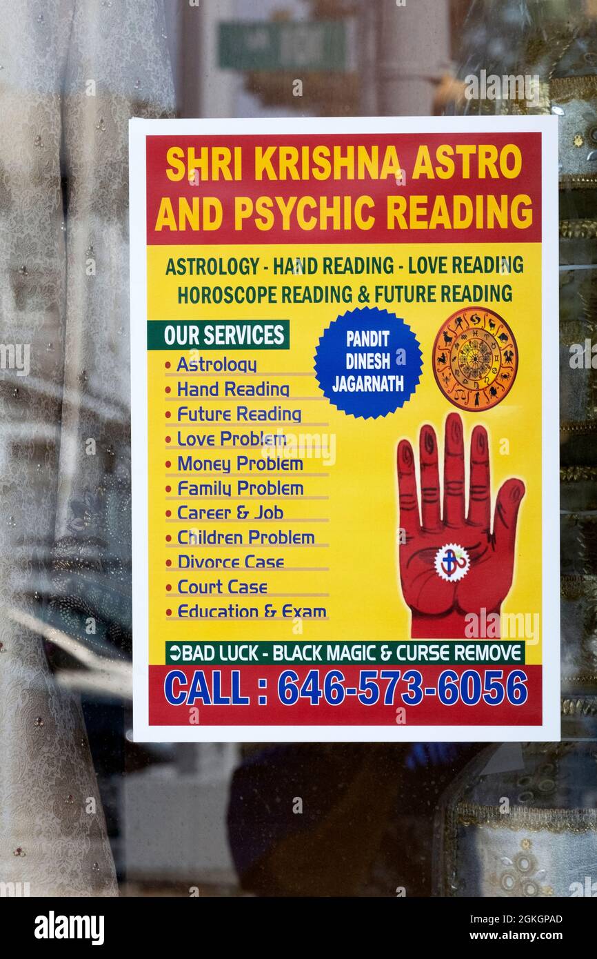 Une publicité pour Pandit Dinesh Jagarnath, un astrologue et lecteur psychique, qui résout des problèmes dans tous les domaines. Sur 101 Ave. Dans South ozone Park, Queens, New York. Banque D'Images