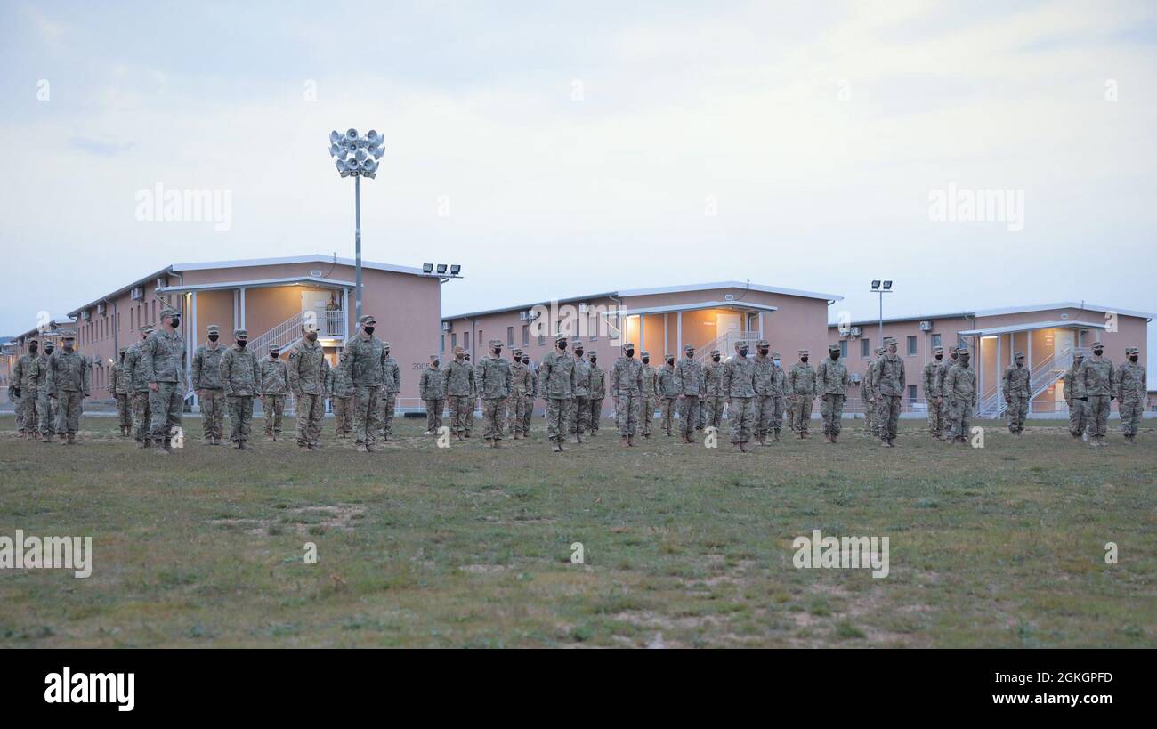 ZONE D’ENTRAÎNEMENT DE NOVO SELO, Bulgarie— des soldats du 3e Bataillon d’hélicoptères d’assaut, 1er Régiment d’aviation, sont en formation lors d’une cérémonie de remise des prix qui a représenté la conclusion de l’exercice d’entraînement « prêt à combattre » de l’AHB 3-1 ici le 17 avril. Banque D'Images