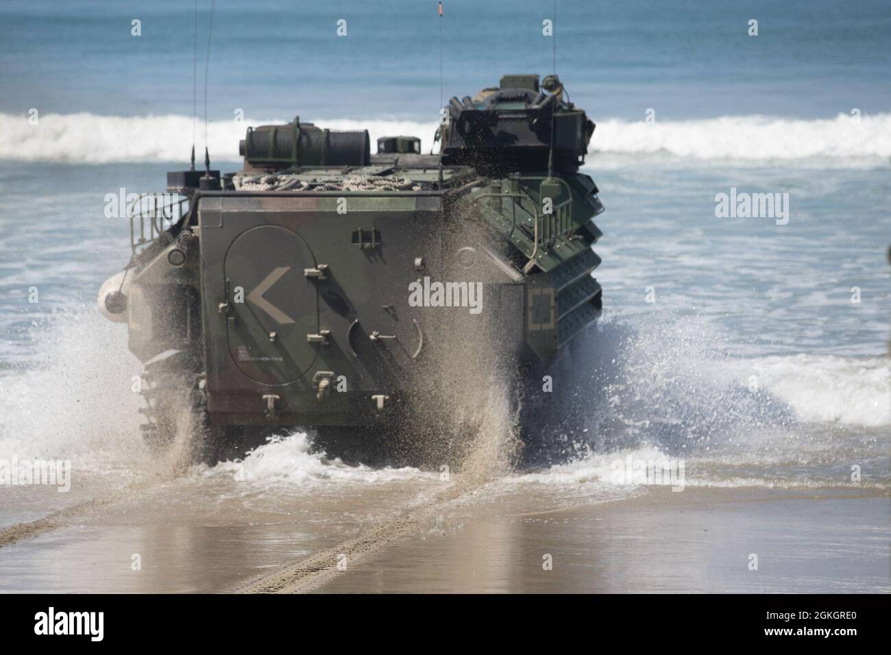 Un véhicule amphibie d'assaut (AAV) avec le 3e Bataillon des amphibiens d'assaut, 1re Division marine, commence des opérations en mer à ciel ouvert sur le camp de base du corps marin Pendleton, Californie, le 16 avril 2021. La formation a renforcé la confiance dans les capacités des membres de l'équipage de l'AAV et renforcé les procédures d'essai de l'intégrité de l'eau. Banque D'Images