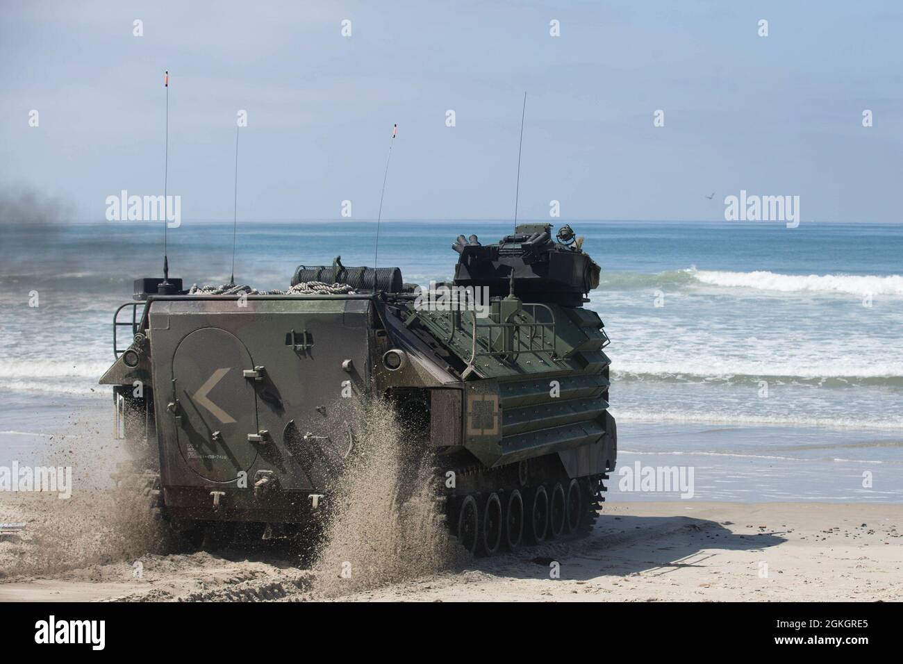 Un véhicule amphibie d'assaut (AAV) avec le 3e Bataillon des amphibiens d'assaut, 1re Division marine, commence des opérations en mer à ciel ouvert sur le camp de base du corps marin Pendleton, Californie, le 16 avril 2021. La formation a renforcé la confiance dans les capacités des membres de l'équipage de l'AAV et renforcé les procédures d'essai de l'intégrité de l'eau. Banque D'Images