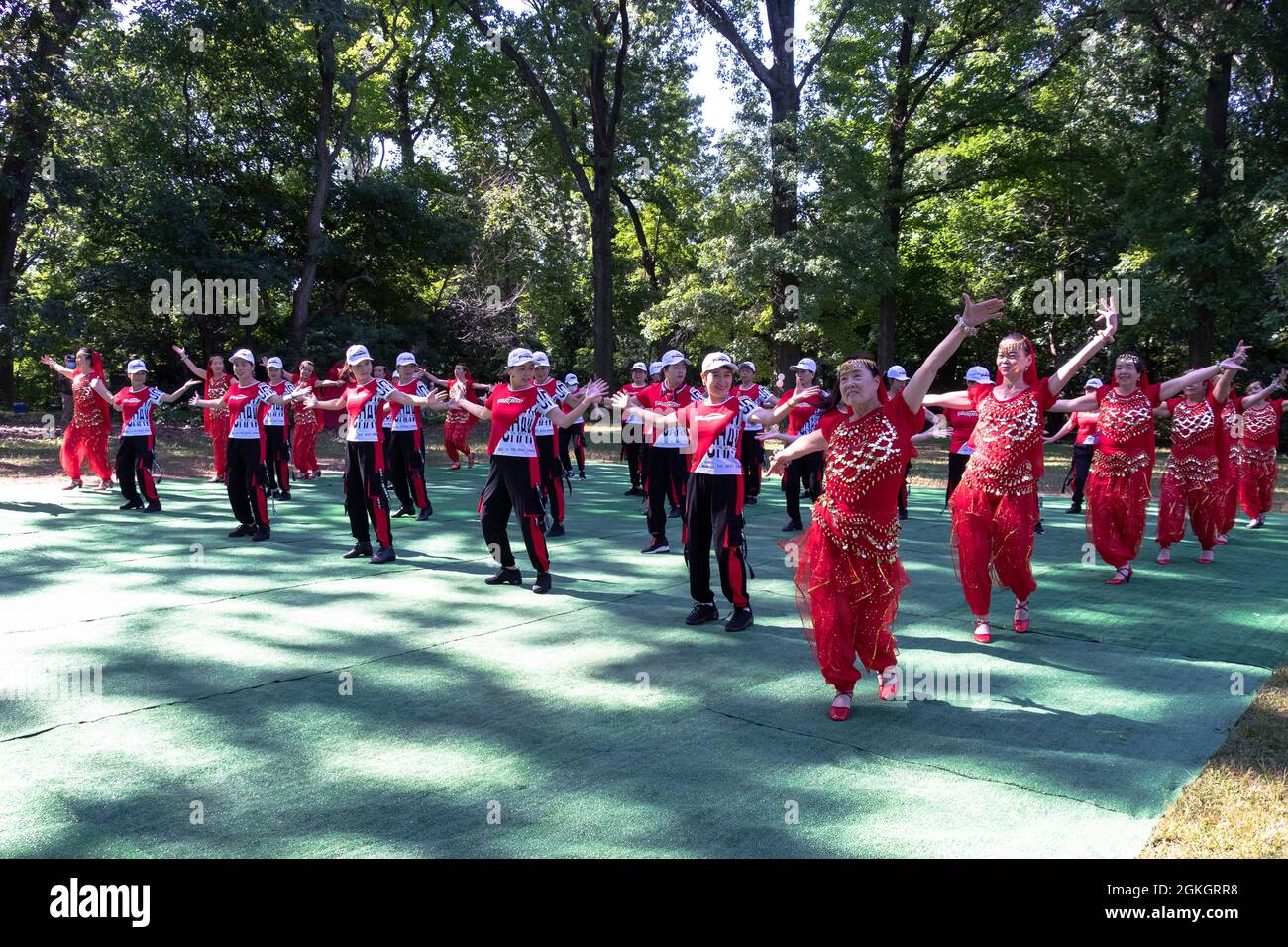 Des femmes de Wenzhou, en Chine, dans la troupe de danse Kai Xin Yizhu célèbrent leur 6e anniversaire avec une représentation dans un parc de Kissena à Queens, New York. Banque D'Images