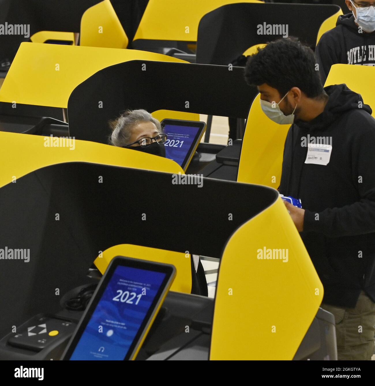 Une bénévole aide une électeur à voter à l'aide des nouvelles machines à voter du comté DE LA lors de l'élection de rappel des gouverneurs de Californie au Bellevue Recreation Centre de Los Angeles, le mardi 14 septembre 2021. Les responsables des élections du comté de Los Angeles ont ouvert 255 centres de vote pour les gens lors des élections de mardi. Les électeurs se voient poser deux questions sur leurs bulletins de rappel. La première est de savoir si Gov. Gavin Newsom devrait être rappelé, et le second est qui devrait lui succéder dans le cas où il est. Photo de Jim Ruymen/UPI Banque D'Images
