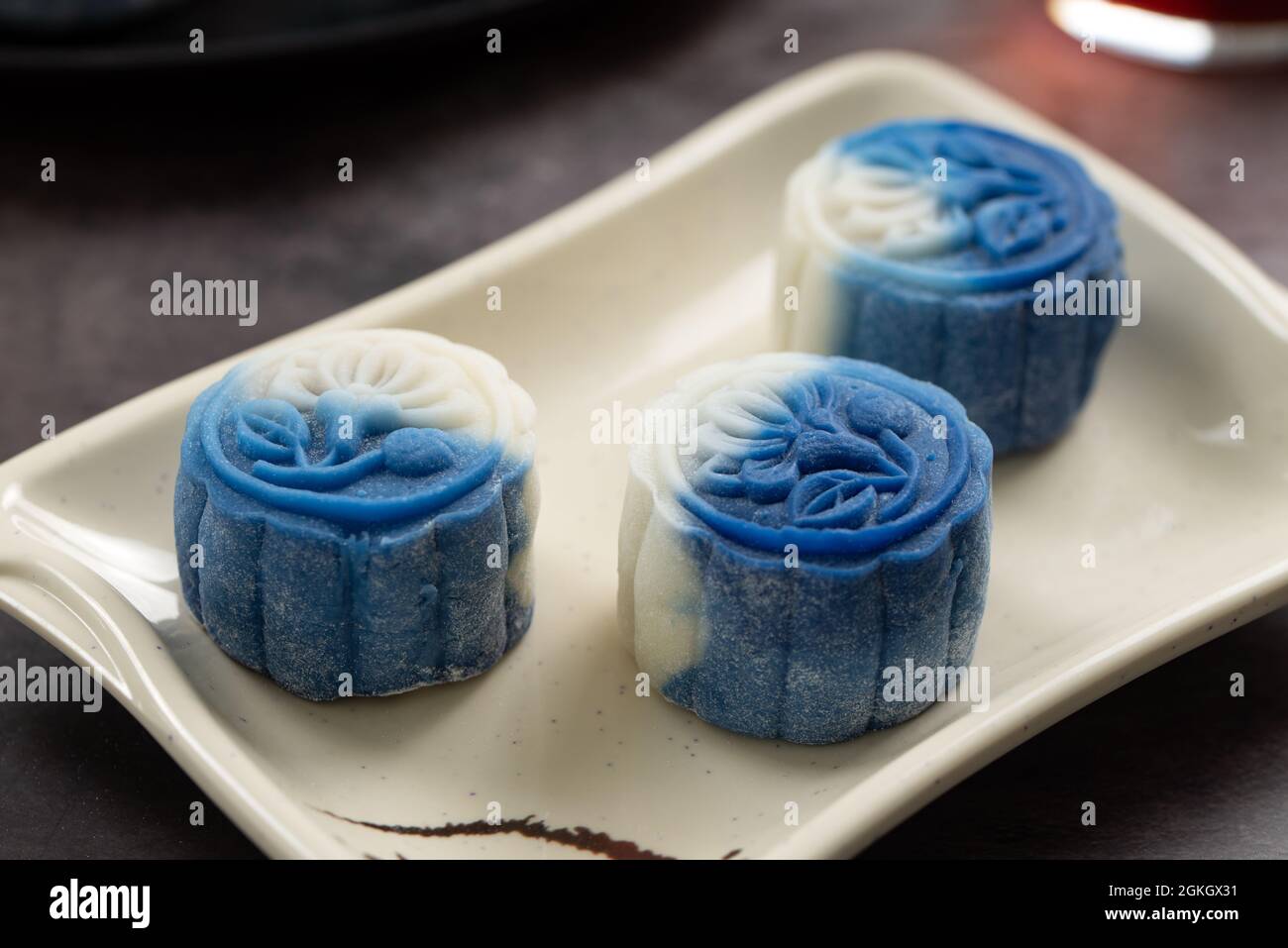 Gâteau de lune en peau de neige blanc bleu Banque D'Images