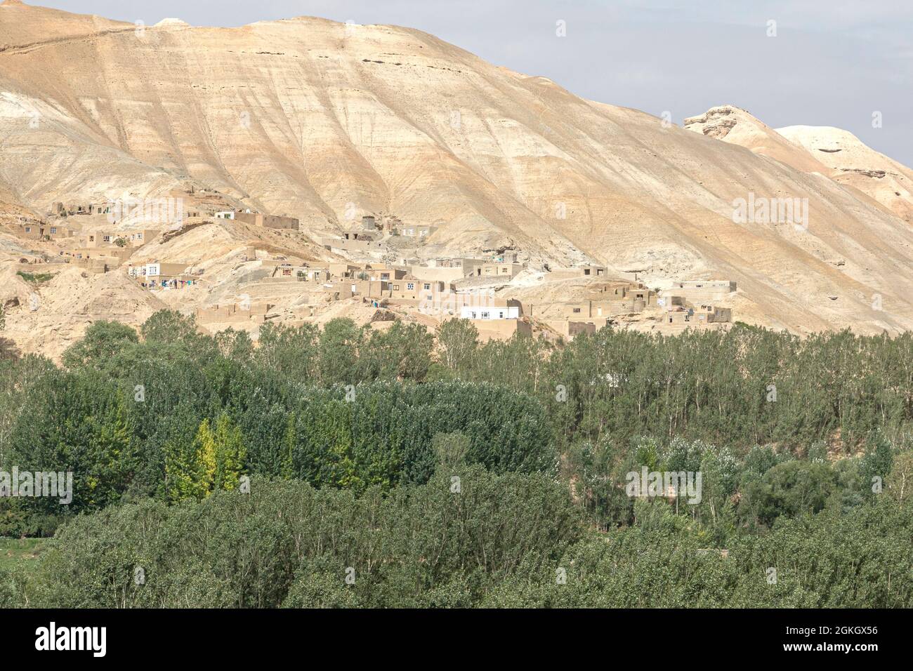 Les anciennes habitations troglodytiques de Bamiyan abritent des Afghans sans abri Banque D'Images