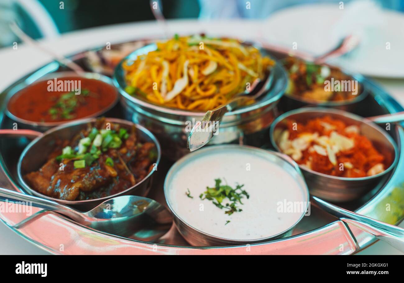 Thali de viande servi dans un restaurant. Banque D'Images
