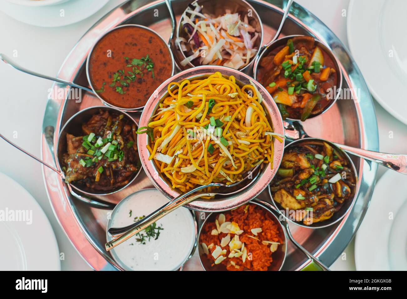 Thali de viande servi dans un restaurant. Banque D'Images