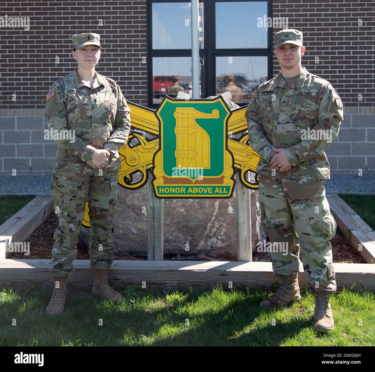 Cpl. Joseph DeSena et le 1er Lt Melissa Campbell du quartier général et du détachement du quartier général, 91e Bataillon de la police militaire, 10e Division des montagnes (LI), debout à l'extérieur du 91e quartier général du Bataillon du député le 19 avril 2020, à fort Drum, N.Y. les deux soldats sont intervenus dans un incident de violence domestique potentiel sur la route 3 à Black River, N.Y., le 7 mars 2021. Banque D'Images
