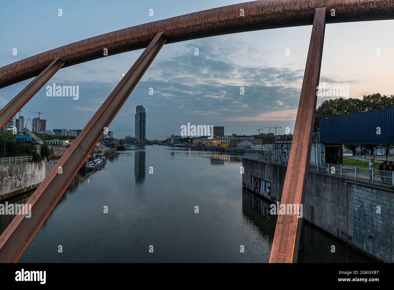 Laeken, région de Bruxelles-capitale, Belgique - 09 10 2021: Passerelle piétonne et vue sur le canal de Bruxelles au crépuscule Banque D'Images