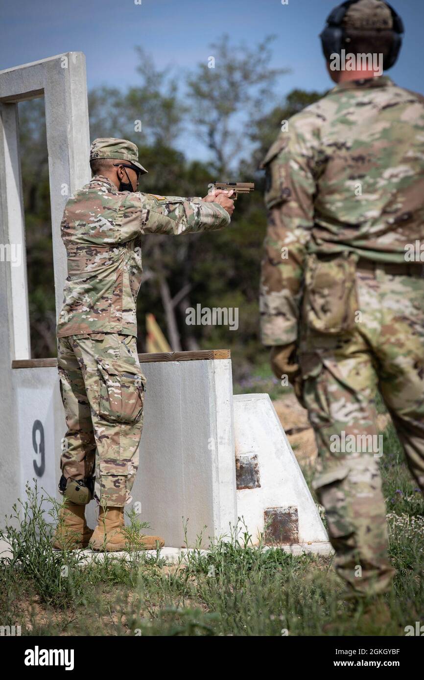 Sergent d'état-major de l'armée américaine James Miller devient plus compétent avec le pistolet semi-automatique SIG Sauer P320-M17 à Camp Bullis à San Antonio, Texas, le 19 avril 2021. L'exercice de préparation opérationnelle contractuelle est un événement culminant qui prépare les soldats à se déployer dans les mois à venir Banque D'Images