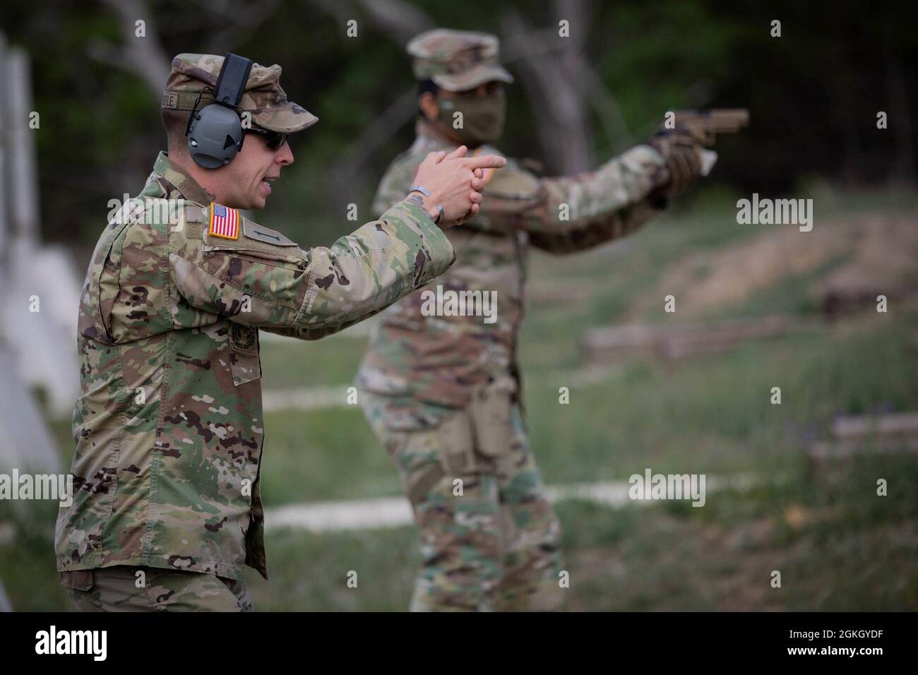 Sergent d'état-major de l'armée américaine Nicholas Contestabile, instruit les soldats sur la manipulation correcte du pistolet semi-automatique SIG Sauer P320-M17 au Camp Bullis à San Antonio, Texas, le 19 avril 2021. L'exercice de préparation opérationnelle contractuelle sert d'exercice de validation pour les soldats qui doivent se déployer au cours des prochains mois et de l'exercice suivant Banque D'Images