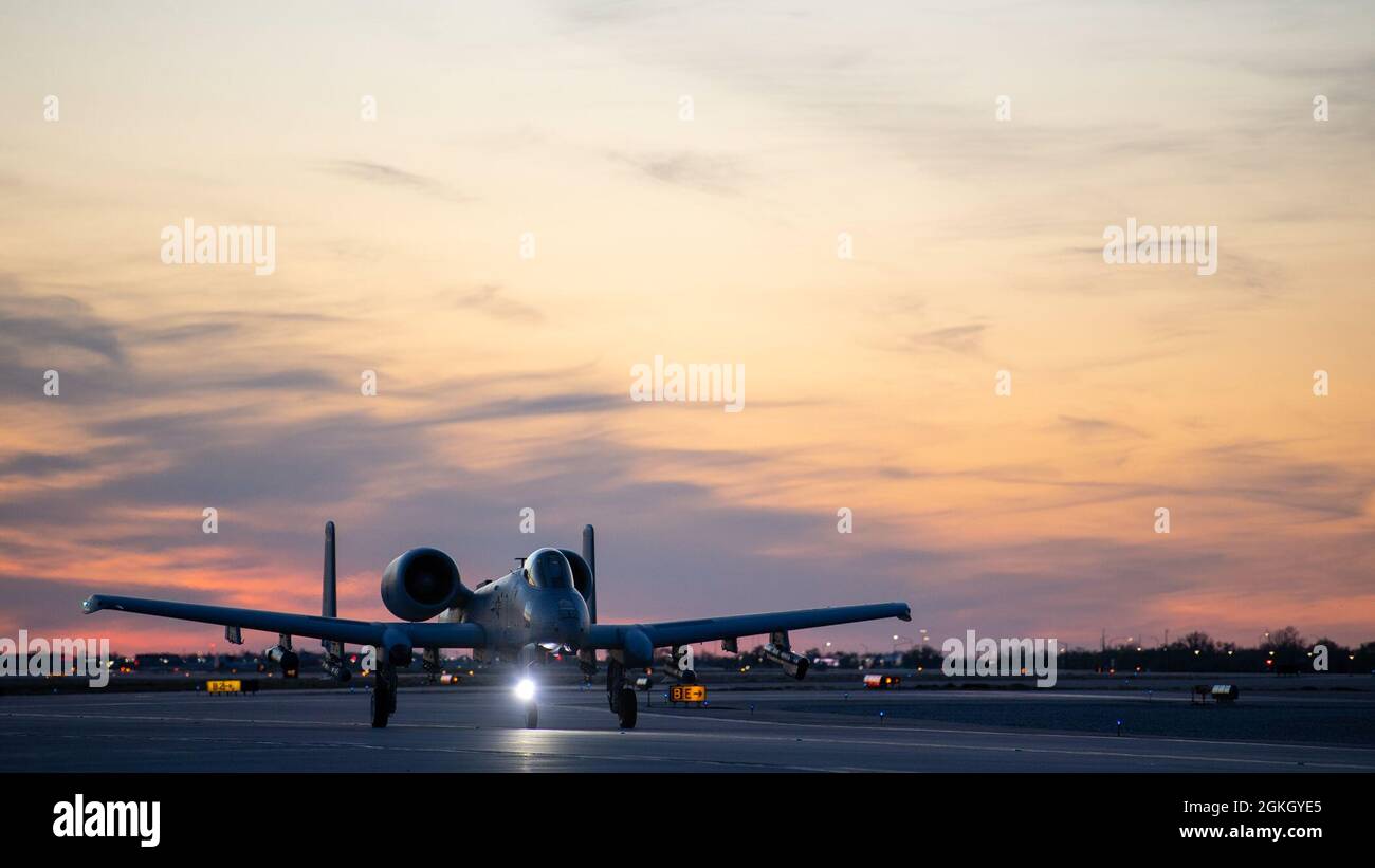 Un A-10 Thunderbolt II, de la 124ème aile Fighter, taxis pour un vol de nuit à Gowen Field, Boise, Idaho, le 19 avril 2021. Les pilotes du 190e Escadron de chasseurs effectuent des vols de nuit pour maintenir leurs exigences en matière de formation des pilotes. Banque D'Images