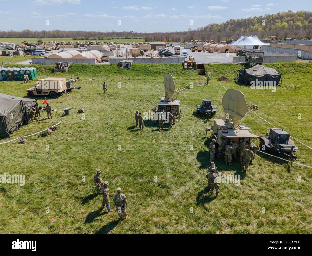 Des soldats américains affectés à la Compagnie Bravo de la Garde nationale de l'armée de New York, 101e Bataillon de signaux expéditionnaires, mettent des stations satellites en ligne au camp de soutien régional Nighthawk, à Ninive, Ind., le 19 avril 2021, Dans le cadre de l'exercice Guardian Response 21 au centre d'entraînement urbain de Muscatatuck. Les soldats de la Garde nationale de New York ont fourni un soutien opérationnel et logistique à d'autres éléments de la Garde nationale d'État pendant l'exercice. Banque D'Images