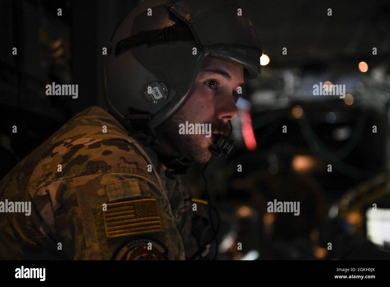 Sergent d'état-major de la Force aérienne des États-Unis Andrew Malinowski, un aviateur de mission spéciale du 73e Escadron des opérations spéciales, s'adresse à un autre membre de l'équipage à bord de l'AC-130 J lors d'un entraînement en direct à Okinawa, au Japon, le 19 avril 2021. Régulièrement en poste à Hurlburt Field, en Floride, c'est la première fois que le modèle J mis à jour de l'AC-130 débarque ou opère au Japon. La formation démontre la puissance aérienne spécialisée que les États-Unis peuvent utiliser pour soutenir la sécurité du Japon et promouvoir la paix et la stabilité dans la région. Banque D'Images