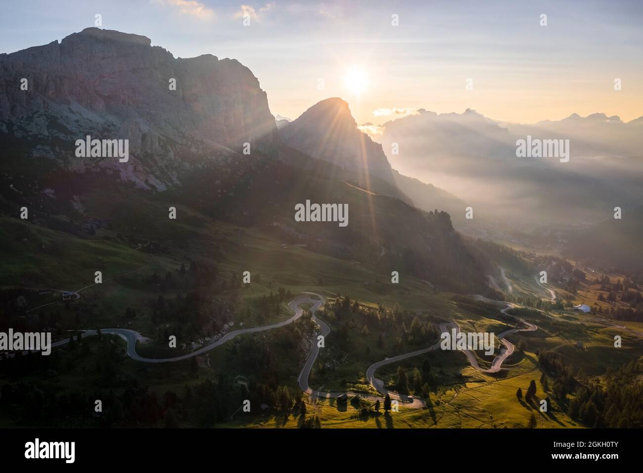 Vue aérienne du col de Gardena et de Sassongher à l'aube. Dolomites, Tyrol du Sud, quartier de Bolzano, Italie, Europe. Banque D'Images