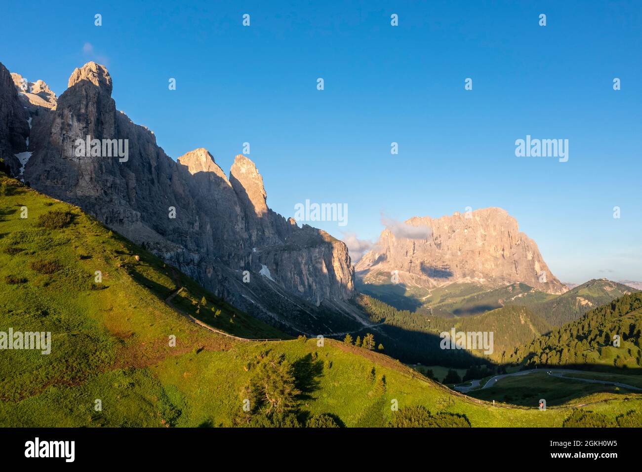 Vue aérienne du col Gardena et de Sassolungo au lever du soleil. Dolomites, Tyrol du Sud, quartier de Bolzano, Italie, Europe. Banque D'Images