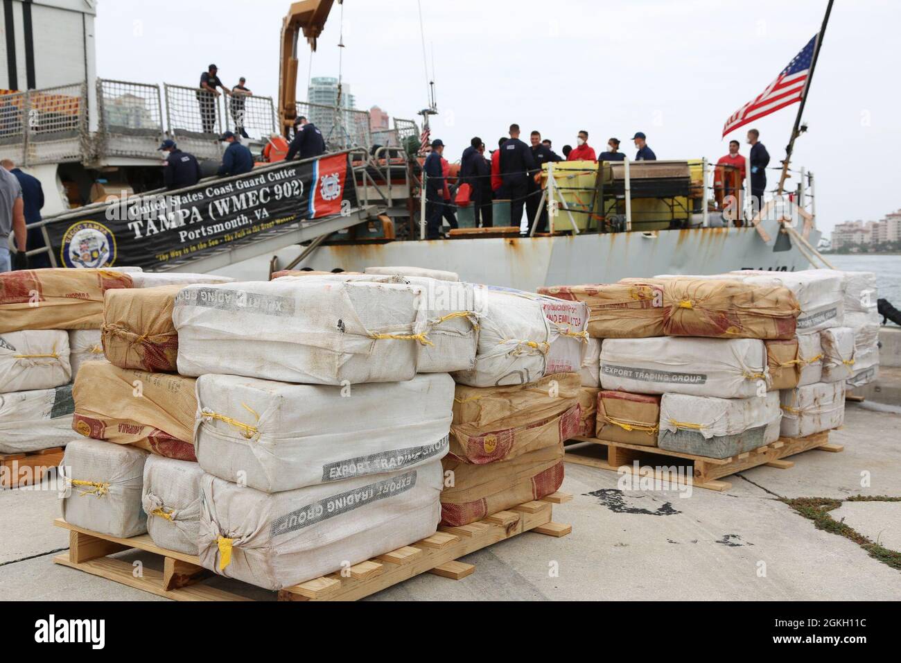 L'équipage du Coast Guard Cutter Tampa décharge environ 5,500 livres de cocaïne, d'une valeur estimée à 94.6 millions de dollars, à base Miami Beach, Miami, Floride, le 20 avril 2021. Le 9 avril, une patrouille maritime a repéré un navire et une équipe de police de Tampa a interdicté une côte de Punta Gallinas, en Colombie. Banque D'Images