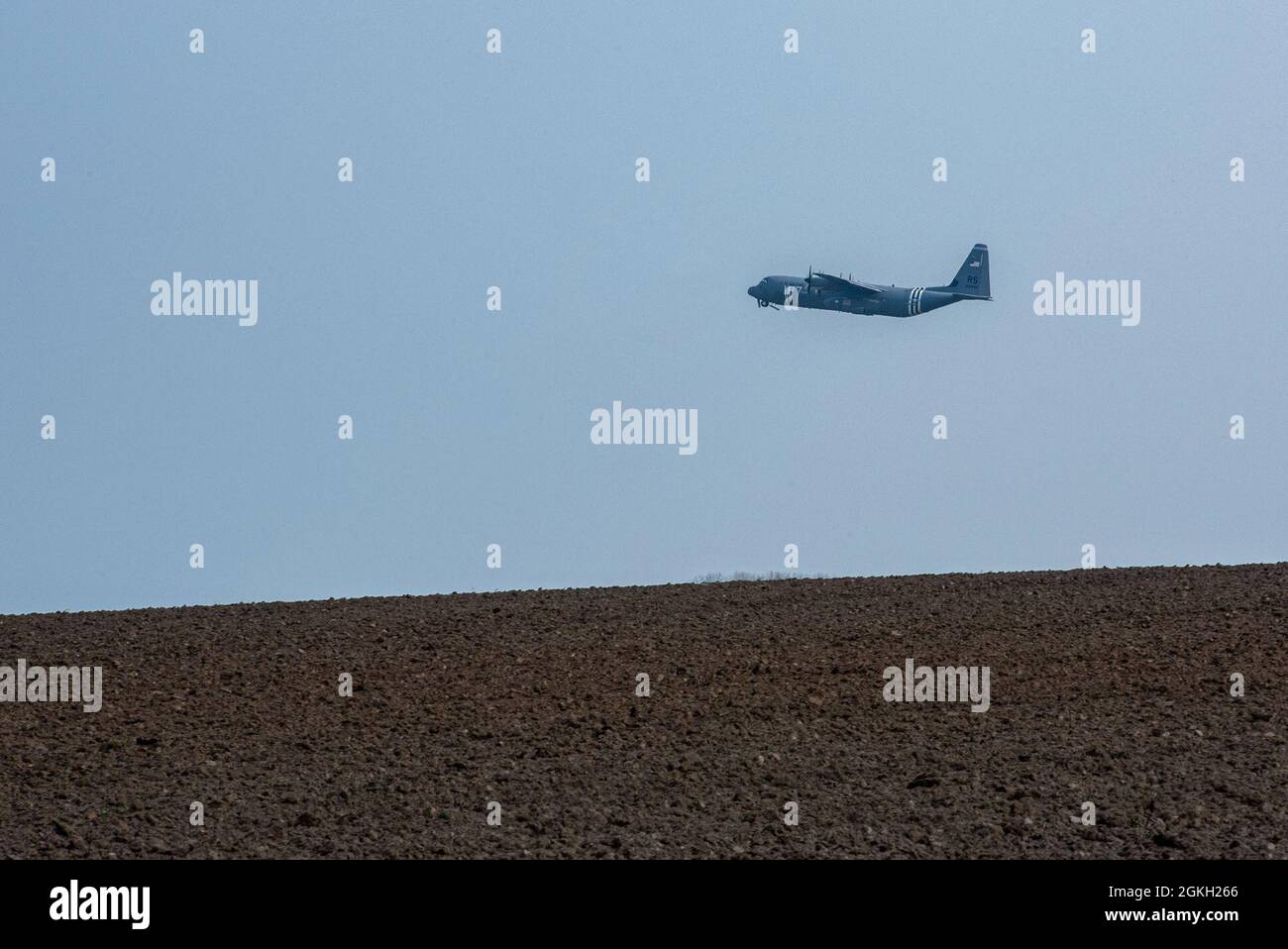 Un avion C-130J Super Hercules part de la base aérienne de Chièvres, Belgique le 20 avril 2021. Quatre C-130Js ont pris le départ de la base aérienne de Ramstein pour fournir un support de transport aérien à la 48e aile de Fighter de la RAF Lakenheath, en Angleterre, au cours d'un exercice Agile combat Employment. Banque D'Images