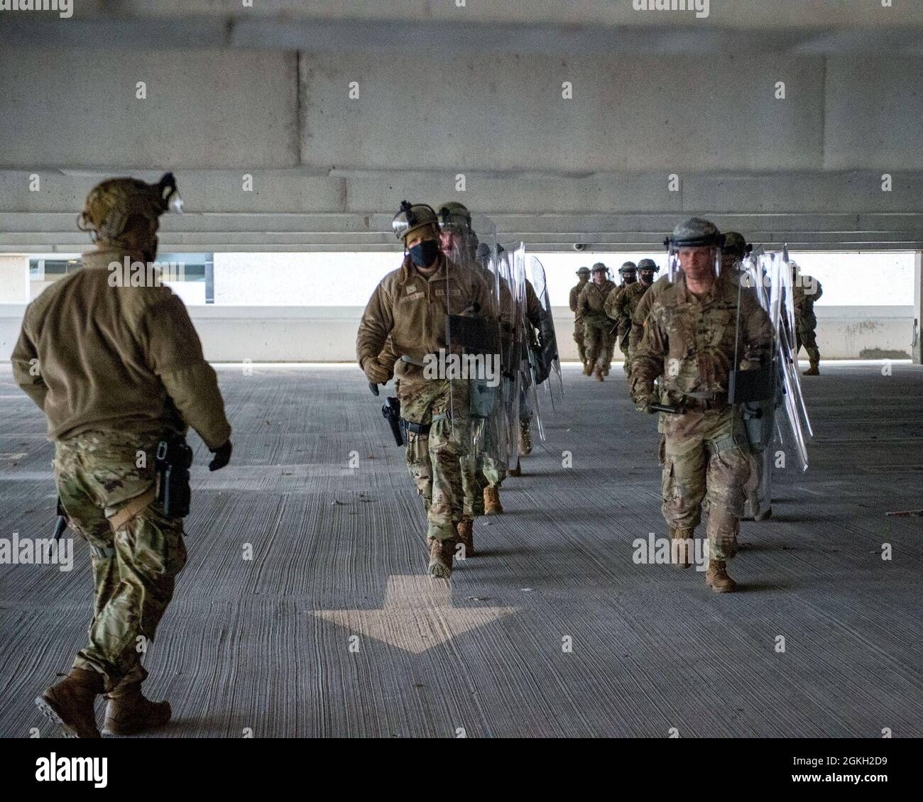 Des aviateurs de la 133e Escadre du transport aérien des États-Unis et des soldats de la Garde nationale de l'Armée des États-Unis participent à une formation sur les perturbations civiles afin de renforcer les partenariats entre les forces de l'ordre locales et la Garde nationale du Minnesota, à St. Paul, au Minnesota, le 20 avril 2021. 133e monte-charge les aviateurs des forces de sécurité de l'escadre ont entraîné les gardes du Minnesota dans de multiples manœuvres d'intervention rapide coordonnées et dans des pratiques de confinement basées sur les commandements donnés par les chefs d'équipe désignés. Banque D'Images