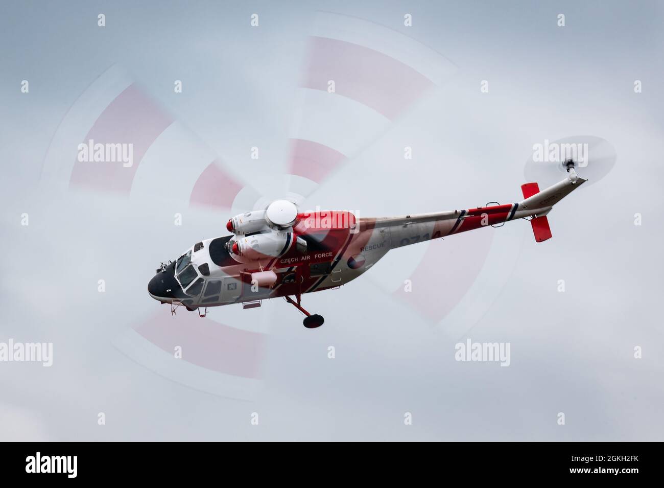Un hélicoptère de recherche et de sauvetage PZL W-3 Sokół de l'armée de l'air tchèque effectue une émission de secours. Banque D'Images