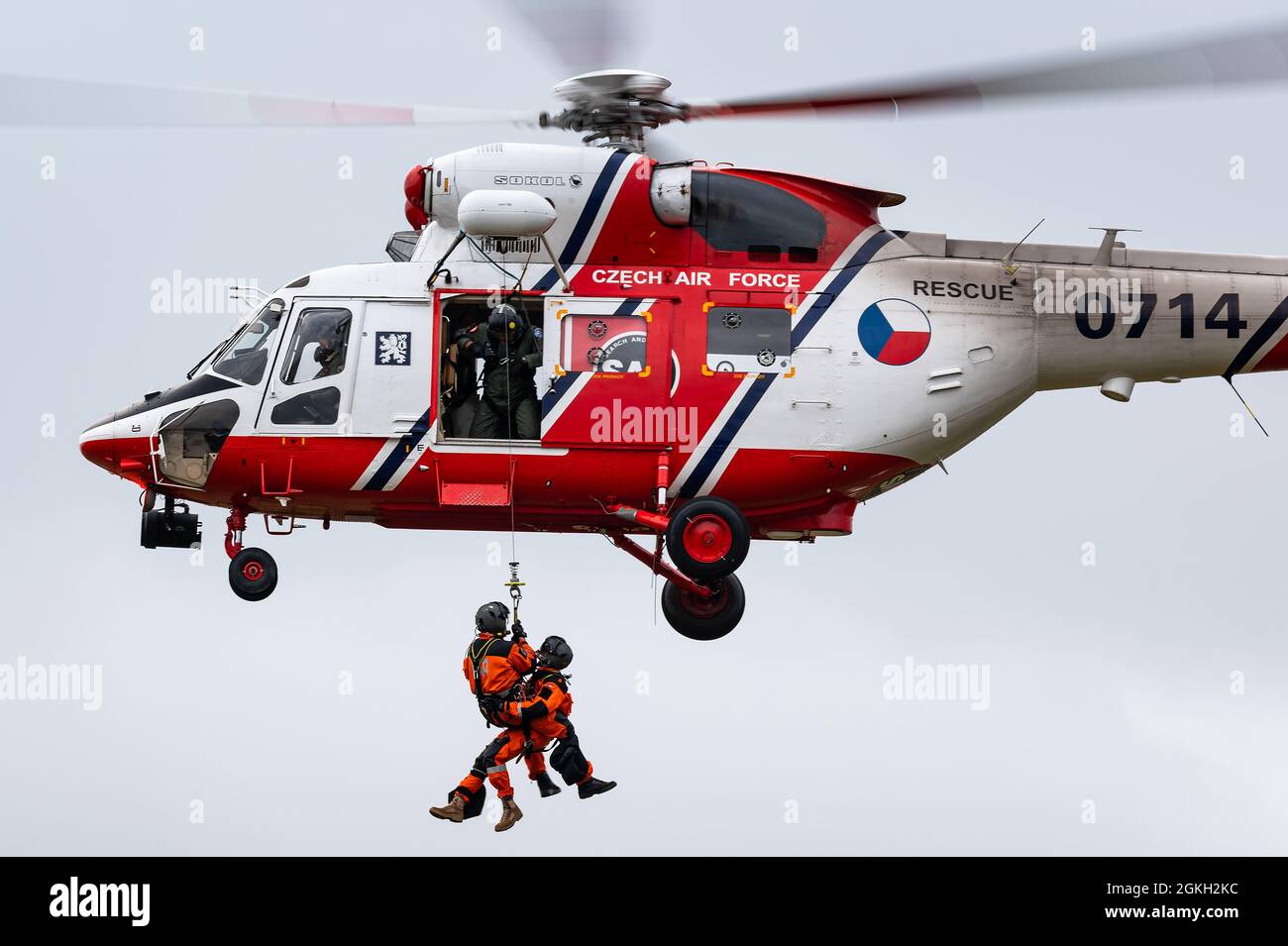Un hélicoptère de recherche et de sauvetage PZL W-3 Sokół de l'armée de l'air tchèque effectue une émission de secours. Banque D'Images