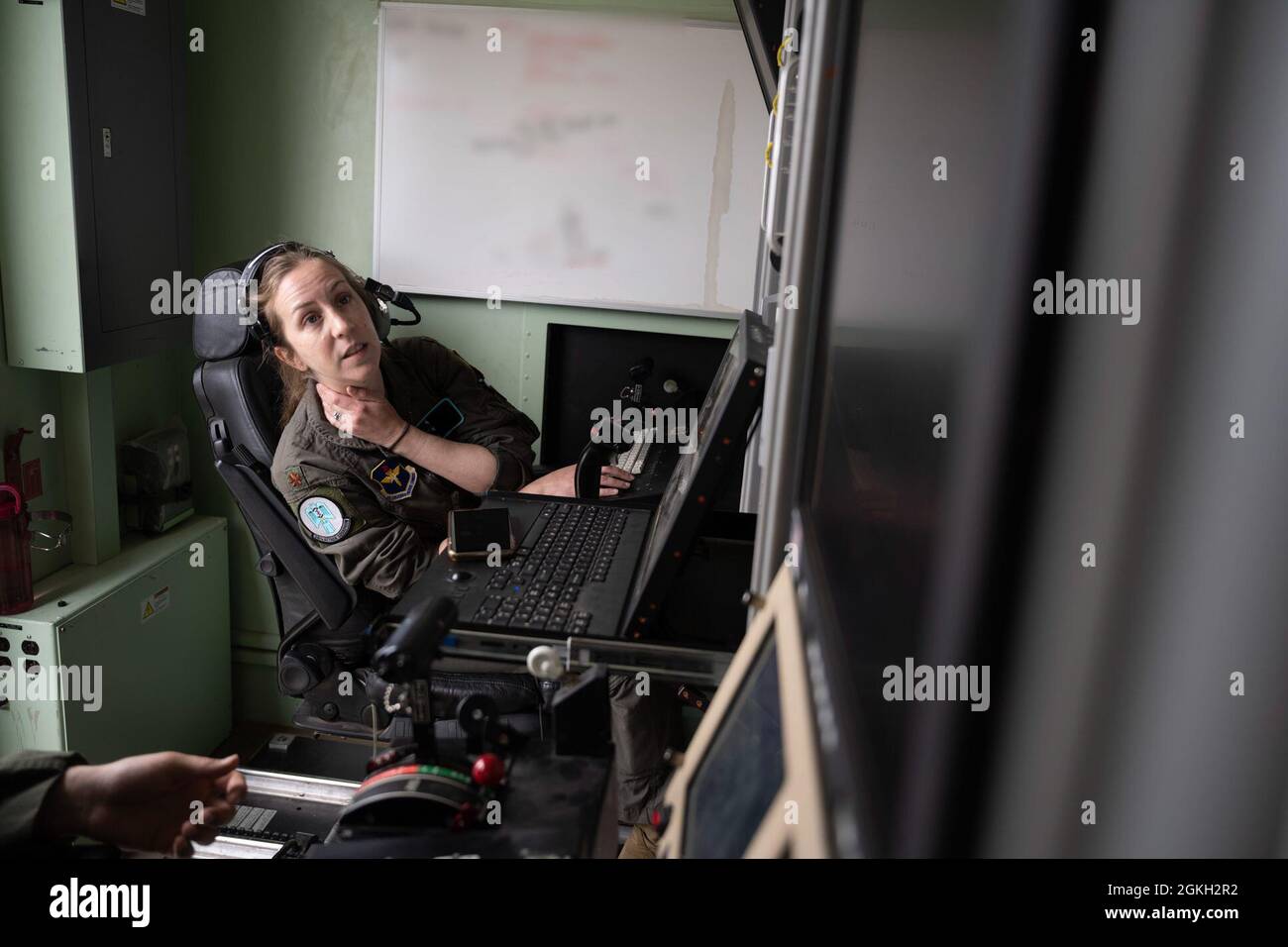 Le Major Tiffany, directeur adjoint des opérations du 29e Escadron d'attaque, récupère un MQ-9 Reaper lors de l'exercice Agile Reaper le 21 avril 2021, sur l'île de San Clemente, en Californie. L’exercice Agile Reaper a débuté à la base aérienne navale de point Mugu, en Californie, où les MQ-9 se sont rapidement déployés sur l’île de San Clemente, en testant l’agilité des capacités de la MQ-9. Banque D'Images