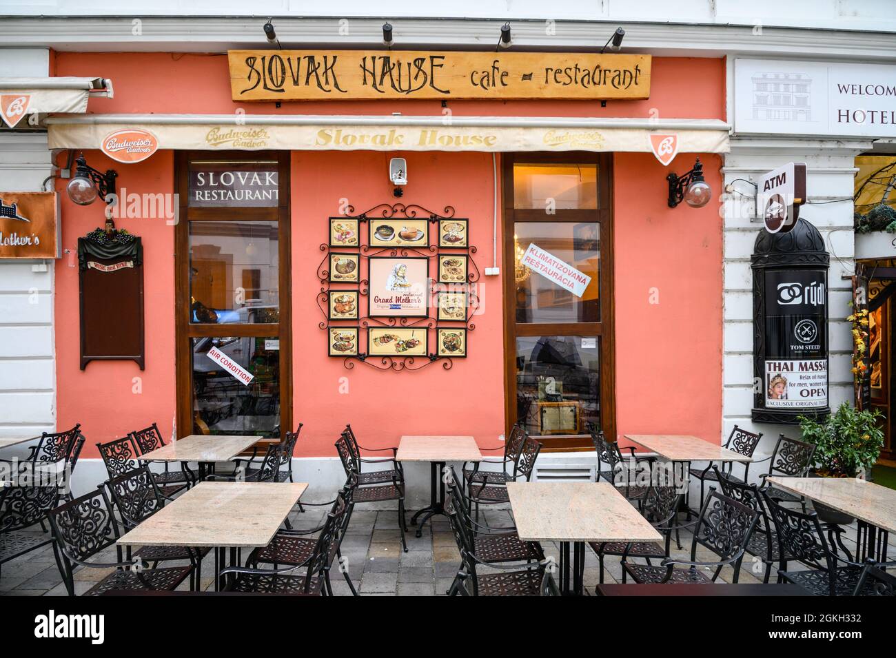 Bratislava, Slovaquie - 24 septembre 2019 - Slovak Hause est un café et restaurant traditionnel dans le centre de la vieille ville de Bratislava. Banque D'Images