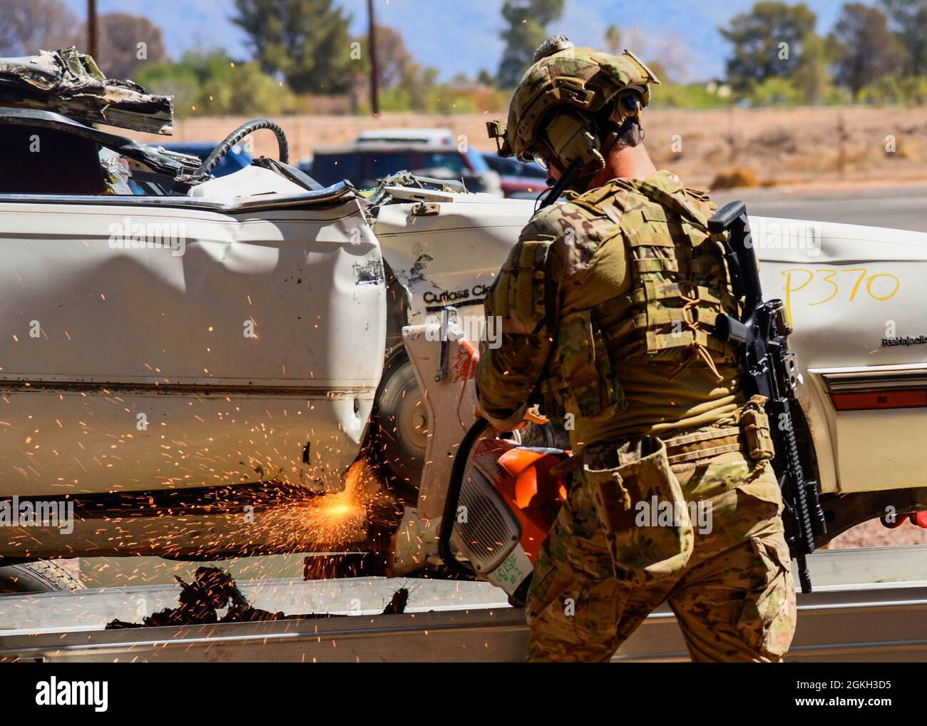 Un parasecouriste de la Force aérienne des États-Unis, affecté au 68e Escadron de sauvetage, utilise une scie pour ouvrir une porte lors d'une démonstration technique de sauvetage à la base aérienne Davis-Monthan, Arizona, le 20 avril 2020. Une démonstration de sauvetage et d'extraction a été effectuée au 68e RQS pour montrer aux recruteurs du 33ème Escadron de recrutement les capacités de la guerre spéciale de la Force aérienne. Banque D'Images