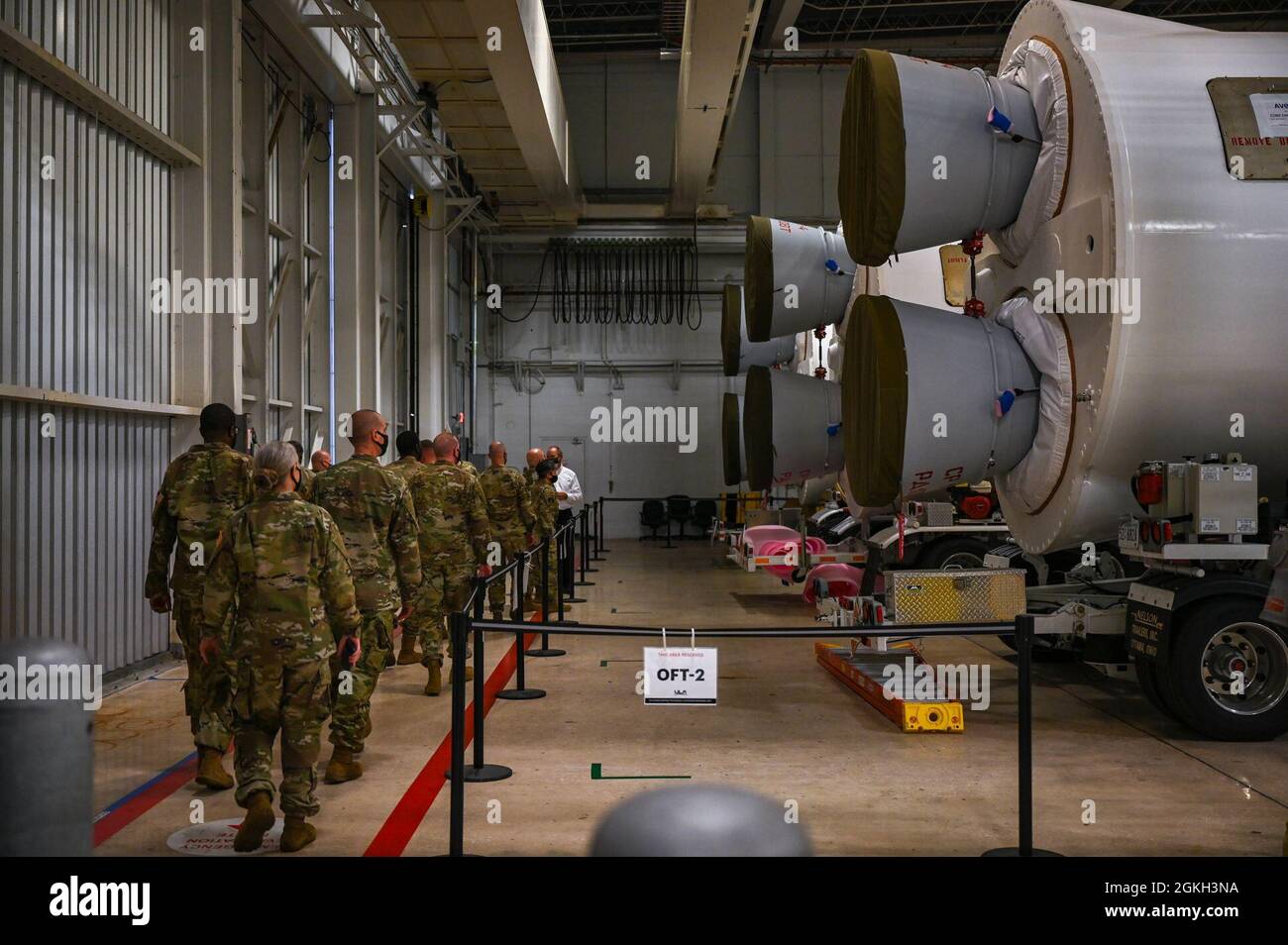 Les hauts dirigeants du Commandement spatial des États-Unis ont fait une tournée dans les installations de l'Alliance United Launch à la station de la Force spatiale du Cap Canaveral, en Floride, le 20 avril 2021. Les dirigeants de l'USSPACECOM ont visité le CCSFS, le principal site de lancement de l'aire de répartition de l'est de la US Space Force, avec trois patins de lancement actuellement actifs. Banque D'Images