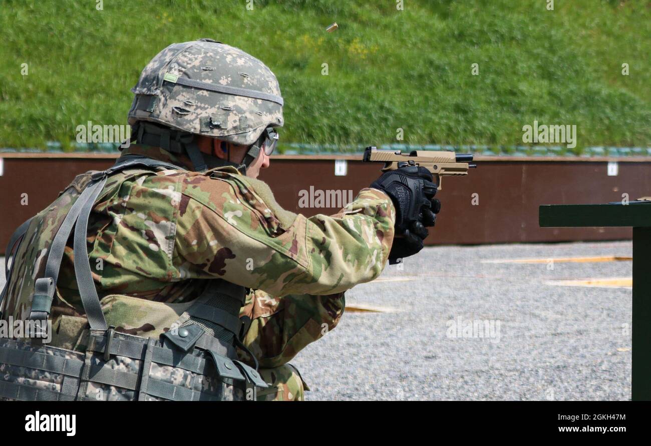 Un soldat des États-Unis tire un pistolet SIG Sauer M17 à une cible lors de l'événement de qualification d'arme du Concours régional de meilleur guerrier du Commandement régional est, au Kosovo, au Camp Bondsteel, le 20 avril 2021. Des soldats américains et internationaux ont tiré sur des cibles de trois positions différentes pour gagner des points pour l'événement. Banque D'Images