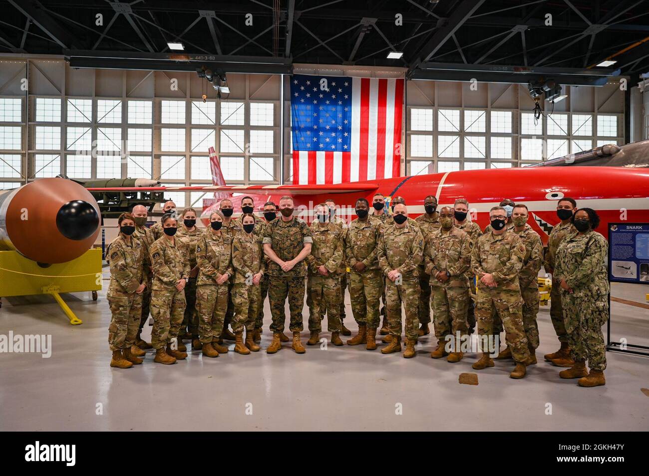 Les hauts dirigeants inscrits du Commandement spatial des États-Unis posent pour une photo de groupe à Hangar C à la station de la Force spatiale du Cap Canaveral, Floride, le 20 avril 2021. Le hangar C contient des systèmes de lancement restaurés avec tout, des missiles à ailes précoces aux missiles balistiques en passant par les capsules de plaques de bobaillier. Banque D'Images