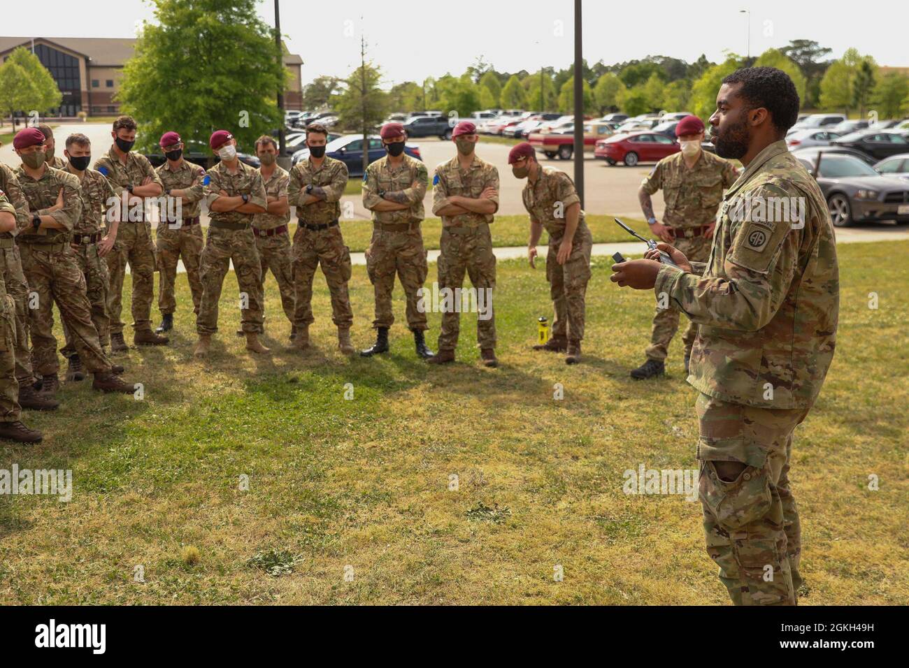 Un parachutiste affecté à l’équipe de combat de la 3e Brigade, 82e division aéroportée a effectué une familiarisation aux communications tactiques pour les parachutistes de la Brigade d’assaut aérienne 16 de l’Armée britannique sur fort Bragg, en Caroline du Nord, le 20 avril 2021. Banque D'Images