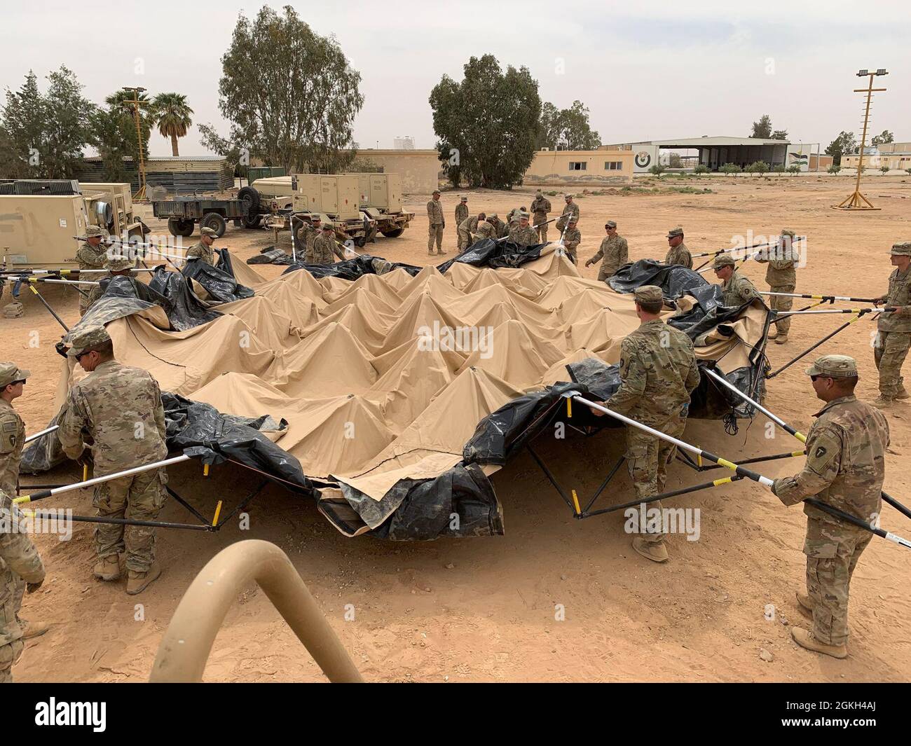 Les soldats de la 36e Division d'infanterie se sont mobilisés sous la Force opérationnelle Spartan pour démanteler un abri d'assemblage rapide déployable lors de l'opération Diadem, le 20 avril 2021, à la base aérienne du Roi Faisal en Jordanie. La possibilité de travailler ensemble a renforcé les compétences du soldat en matière de disponibilité pour une déployabilité rapide dans un environnement semi-austère. Banque D'Images