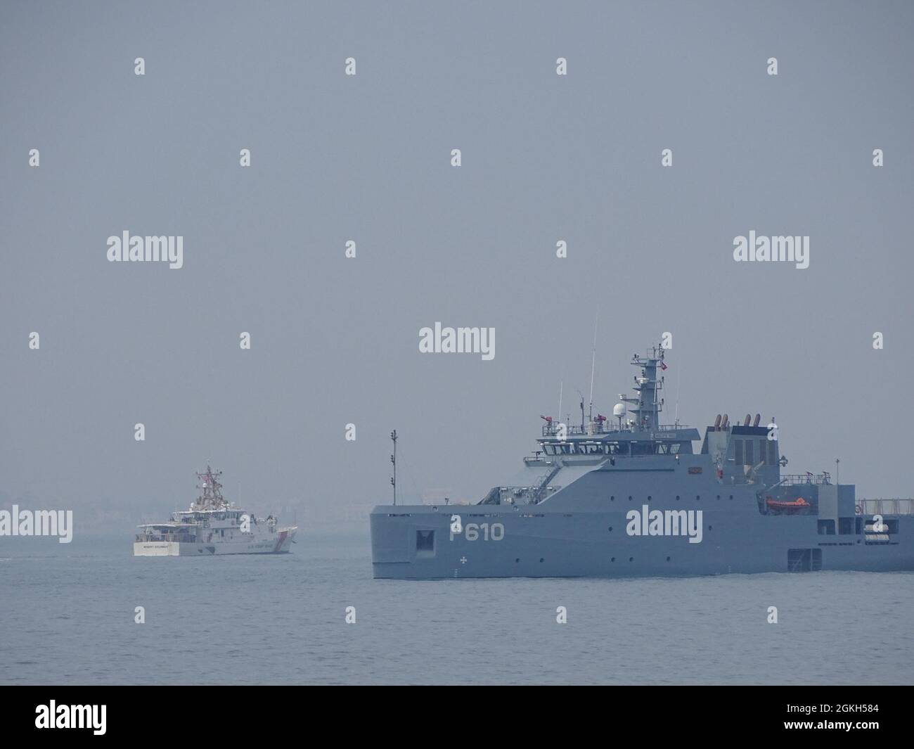 210421-G-HO001-751 TUNISIE (le 21 avril 2021) USCGC Robert Goldman (WPC 1142) et le navire de patrouille marine Tunisien Jugurtha (P610) ont escorté les deux navires de la Garde côtière américaine à l'arrivée le 21 avril 2021. USCGC Charles Molthrope (WPC 1141) et Robert Goldman sont en route vers leur nouveau homeport à Bahreïn en soutien à la Cinquième flotte américaine de la Marine et aux forces de patrouille de la Garde côtière américaine en Asie du Sud-Ouest. Les navires de patrouille de la Garde côtière américaine effectuent des opérations dans la zone de la sixième flotte des forces navales des États-Unis pour soutenir les intérêts nationaux et la sécurité des États-Unis en Europe et en Afrique. Banque D'Images