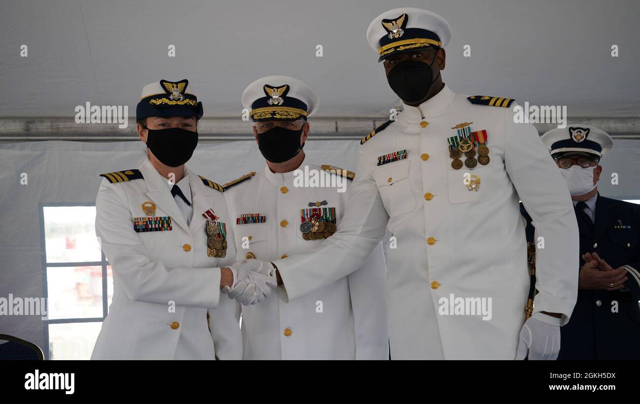 Cmdr. Benjamin Goff soulagé Cmdr. Dorothy Hernaez à titre de commandant de la ruelle Harriet de l'USCGC (WMEC 903) lors d'une cérémonie de passation de commandement à la base de la Garde côtière Portsmouth (Virginie), le 21 avril 2021. Le Vice-amiral Steven Poulin, commandant de la région de l'Atlantique, présidait l'événement. Banque D'Images