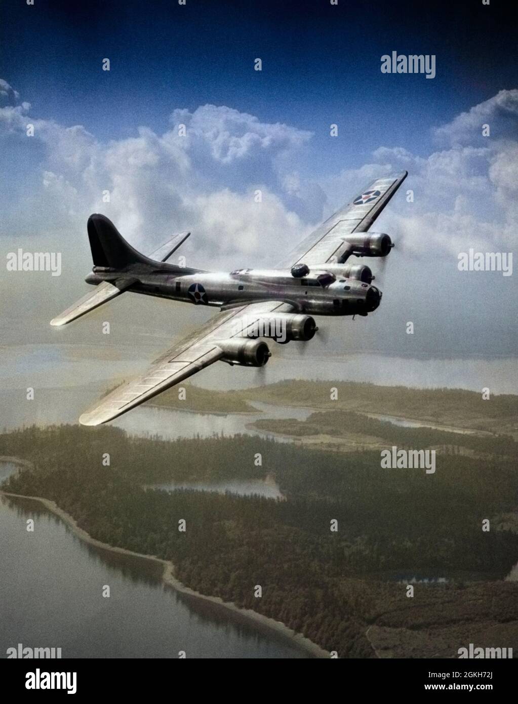 AVIONS DE L'ARMÉE AMÉRICAINE DES ANNÉES 1940 GUERRE MONDIALE II B-17 BOMBARDIER EN VOL - A2810C HAR001 HARS VOL NOIR ET BLANC HAR001 ANCIEN MODE Banque D'Images