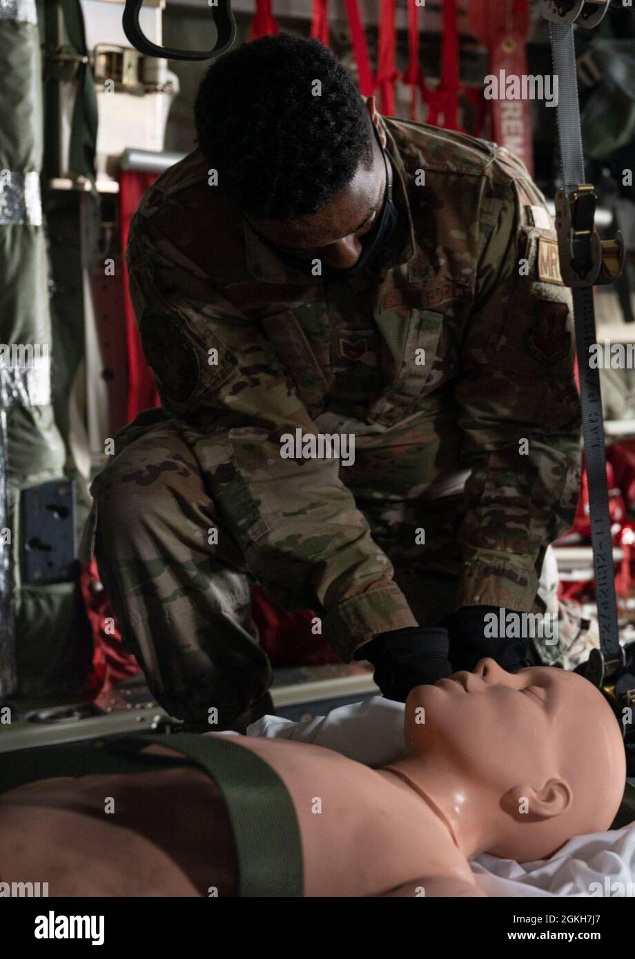 Un Airman affecté au 48e groupe médical obtient une victime simulée lors de l'exercice Agile Liberty à la Royal Air Force Lakenheath, en Angleterre, le 21 avril 2021. Les exercices utilisant les concepts d'emploi de combat Agile garantissent que le personnel du 48e OMD est équipé pour répondre à toutes les éventualités qu'il rencontre. Banque D'Images