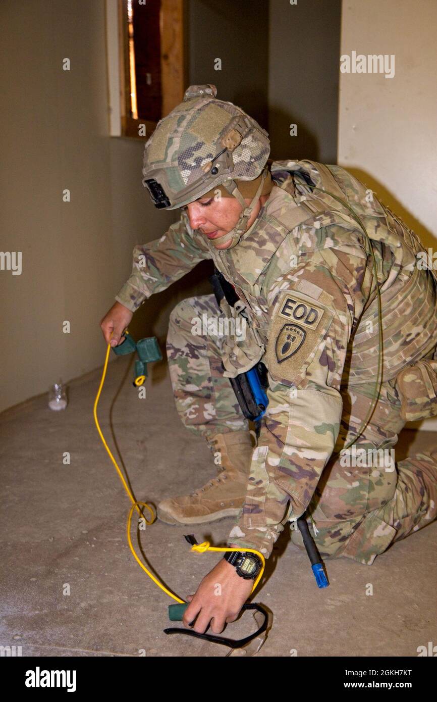 Privé 1ère classe Cristian Feliciano, 79e EOD BN., 752e EOD Company, place des explosifs lors de la compétition EOD Team of the Year 2021. La compétition au site de manoeuvre de pignon Canyon, Colorado, comprenait douze des meilleures équipes de fin de journée, représentant trois bataillons, 11 bases et huit États. Banque D'Images