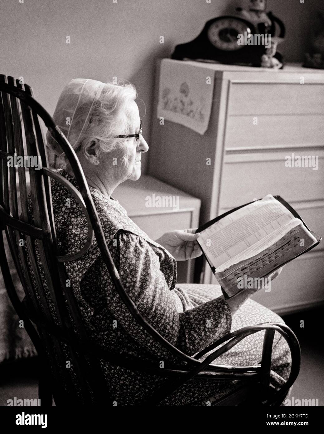 DES ANNÉES 1970 DES FEMMES ÂGÉES ANONYMES NON IDENTIFIÉES AMISH OU MENNONITE ASSIS DANS UNE CHAISE À BASCULE EN BOIS COURBÉE LISANT LA BIBLE - C11821 HAR001 BIBLES DE LA VIEILLESSE HARS OLDSTERS OLDSTER RELIGIEUX MENNONITE VIEILLISSEMENT CHRISTIANISME DANS LES ANCIENS NON IDENTIFIÉS BENT GÉRIATRIQUE ANONYME BENTWOOD FIDÈLE OU FEMME ÂGÉE IDÉES DE FOI NOIR ET BLANC RACE BLANCHE HAR001 OLD FASHIONED PROTESTANT Banque D'Images