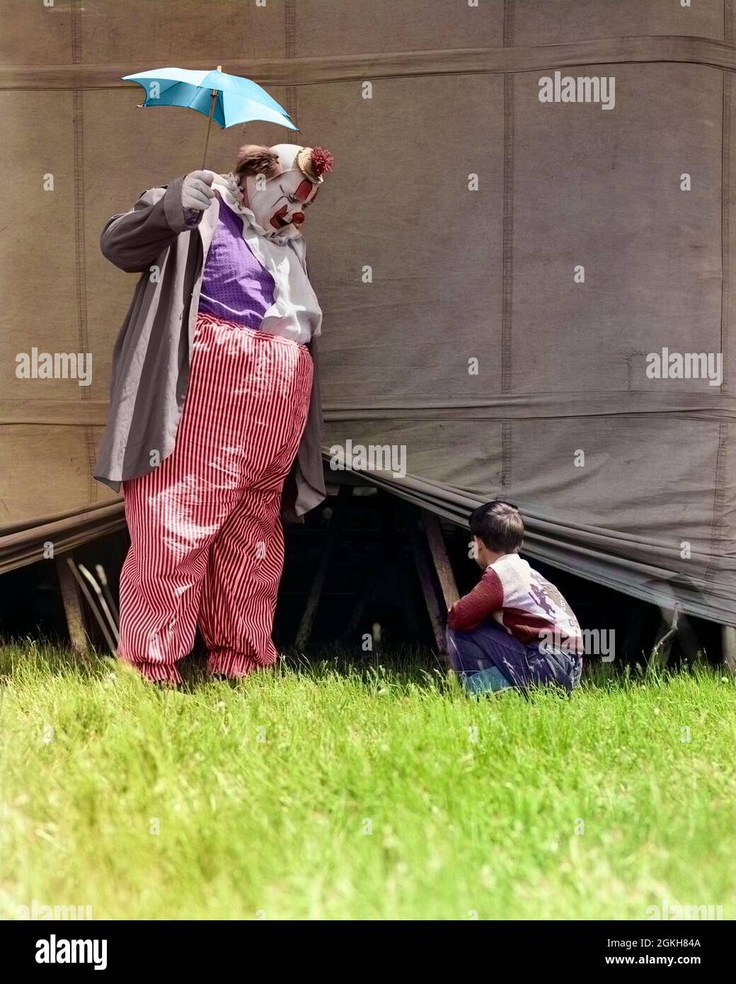 UN CLOWN DES ANNÉES 1930 QUI ATTRAPE UN PETIT GARÇON QUI SE FAUFILE SOUS UNE GRANDE TENTE DE CIRQUE - C6931C HAR001 HARS COSTUME PROFESSIONNEL SOUS PAYS ÉQUITABLE ÉTAT NOSTALGIQUE CLOWN PAIRE COULEUR JEANS VIEUX TEMPS ARCHIVE SURPRISE NOSTALGIE PEEKING VIEILLE MODE 1 JEUNE CARRIÈRE LES FILS COUVRENT LES EMPLOIS ÉVÉNEMENT RURAL BANDE PLEINE LONGUEUR COUNTY MAQUILLAGE PERSONNES CARACTÈRE FESTIVAL MÂLES CARNIVAL PROFESSION DIVERTISSEMENT AMERICANA DENIM CLOWNS ATTRAPER RECHERCHE ARTS DE LA SCÈNE COMPÉTENCE AMUSEMENT COMPÉTENCES MÉTIER ÉMOTIONS RILL MAQUILLAGE TOILE DÉCOUVERTE ARTISTE ARCHIVE CARRIÈRES PERSONNAGES COSMÉTIQUE EXCITATION FAIRE DES GENS CARACTÈRES Banque D'Images