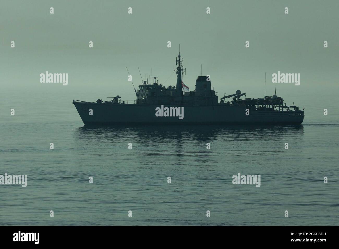 210421-A-IY623-0009 GOLFE PERSIQUE (le 21 avril 2021) – contre-mesures de la mine de la Marine royale le navire HMS Brocklesby (M33) opère dans le golfe Arabique pendant l'exercice Artemis Trident 21, avril 21. Artemis Trident 21 est un exercice multilatéral de contre-mesures minières entre le Royaume-Uni, l'Australie, la France et les États-Unis, conçu pour améliorer l'interopérabilité mutuelle et les capacités dans les opérations de chasse et de déminage, de sécurité maritime et de plongée, permettant aux forces navales participantes de développer efficacement les compétences nécessaires pour répondre aux menaces à la sécurité régionale, la liberté de navigation et la libre circulation de Banque D'Images