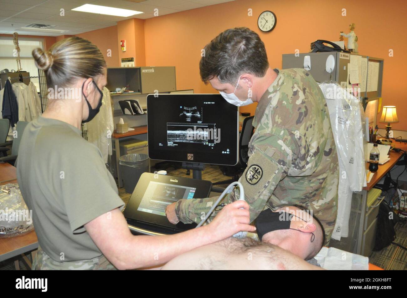 Martin Hôpital communautaire de l'Armée de terre résident de 3e année le Maj. Shelley Flores a pratiqué une évaluation ciblée étendue avec la Sonographie pour les lectures de traumatologie (eFAST), sous la direction du chef de la médecine d'urgence le Maj. Benjamin Jennette. Banque D'Images