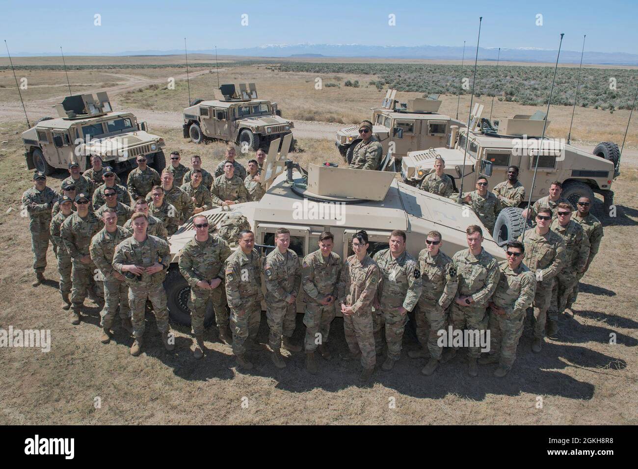 Les soldats du scout de Cavalry, 19D classe de leadership avancé et les instructeurs du 1-204e Institut régional de formation se réunissent pour une photo de classe vers la fin de la deuxième journée de formation sur le terrain. La deuxième journée de formation sur le terrain commence le long des mêmes lignes que le premier jour. Pour garder les soldats en alerte, les instructeurs scouts du 1-204e Institut régional d'entraînement créent des changements d'ici le milieu de la matinée pour évaluer la capacité des soldats à s'adapter aux conditions changeantes. Le but de ce cours est de renforcer les compétences essentielles et créatives en matière de prise de décisions dans le cadre d'opérations tactiques. La plupart du travail sur Banque D'Images