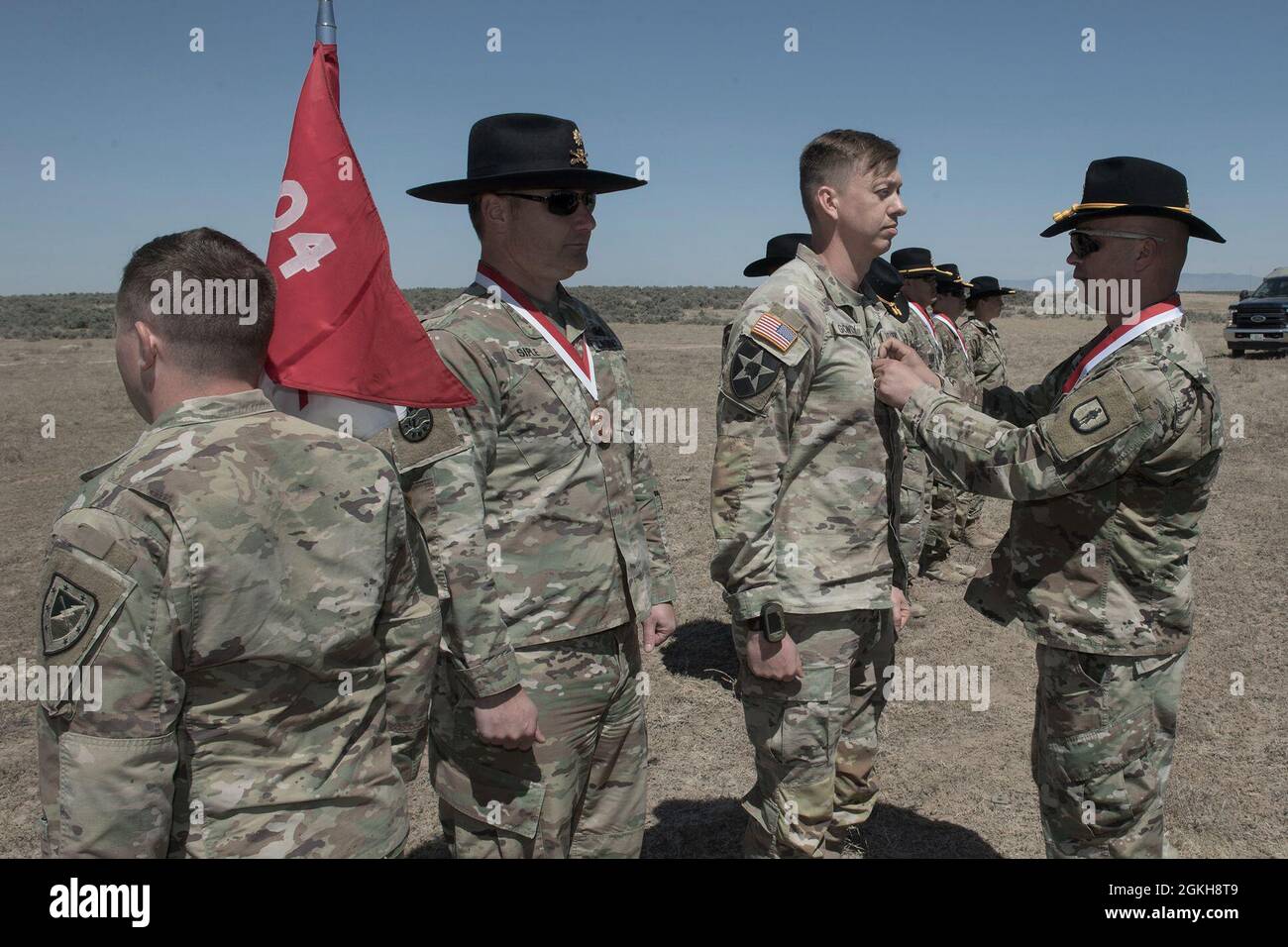 Le Sgt de 1ère classe Kiril Dimitrov, responsable du cours 19D pour le 1er-204e RTI, épingle nouveau Sgt. Staff sur la chemise de Gowdy. Le commandant de la RTI, le Maj Noah Simple (à gauche) et le personnel instructeur, se sont joints au Centre de dressage d’Orchard combat pour participer à la promotion de Gowdy. La deuxième journée de formation sur le terrain commence le long des mêmes lignes que le premier jour. Pour garder les soldats en alerte, les instructeurs scouts du 1-204e Institut régional d'entraînement créent des changements d'ici le milieu de la matinée pour évaluer la capacité des soldats à s'adapter aux conditions changeantes. Le but du cours est de renforcer critique et cre Banque D'Images