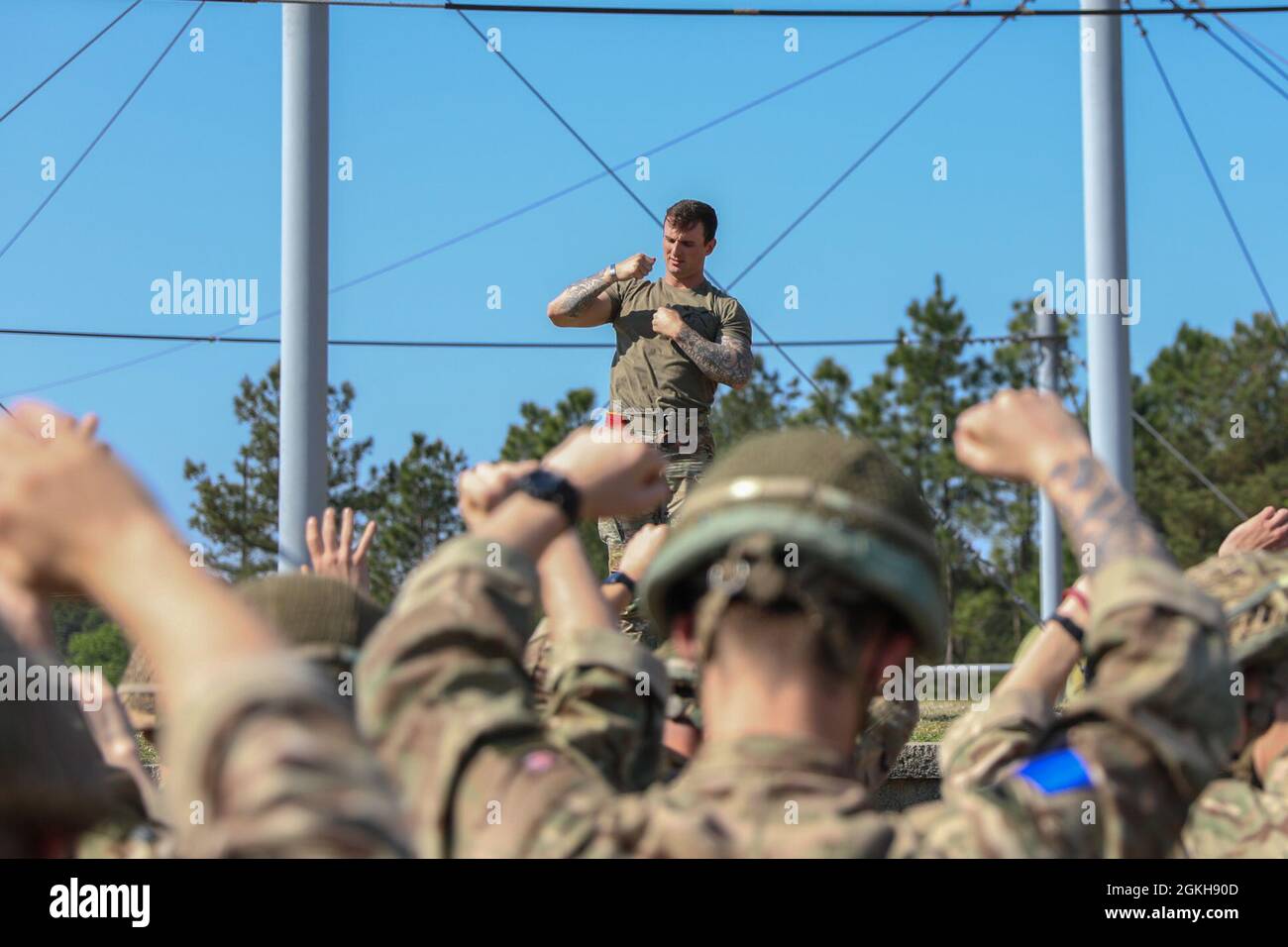 Les parachutistes affectés à l’équipe de combat de la 3e Brigade, 82e division aéroportée ont mené une formation de base de recyclage aéroporté aux côtés de leurs alliés de l’OTAN à partir de la Brigade d’assaut aérienne 16 de l’Armée britannique sur fort Bragg, en Caroline du Nord, le 21 avril 2021. Banque D'Images